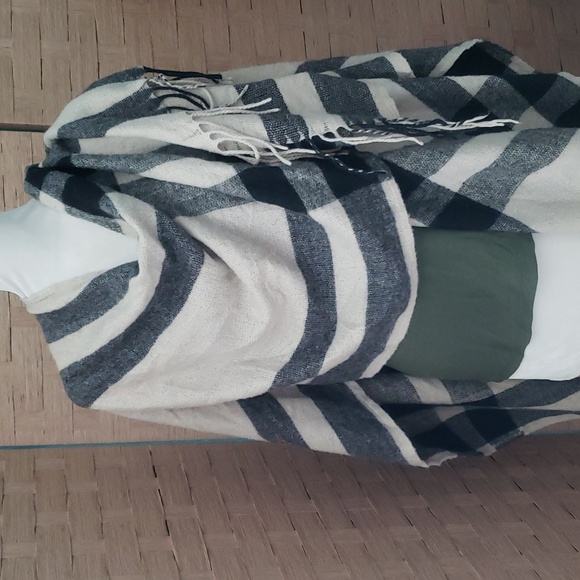 Banana Republic wrap/poncho - Picture 2 of 7